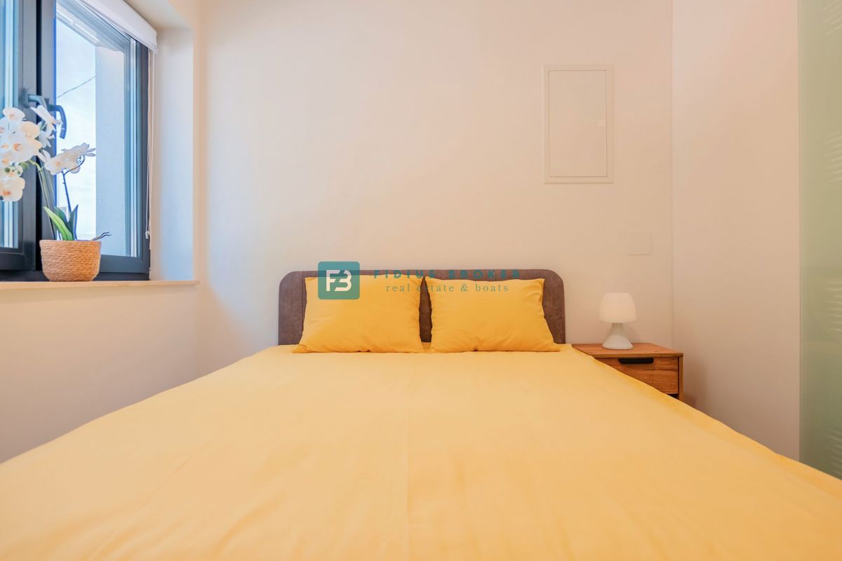 VODICE, novo, moderno stanovanje, 300 m do plaže