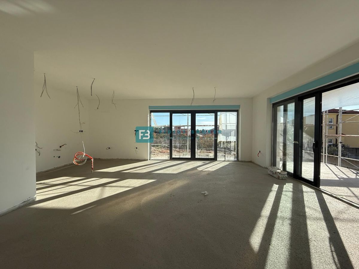 VODICE, novo, pritličje, bazen, vrt 204 m2, 3 spalnice, shramba