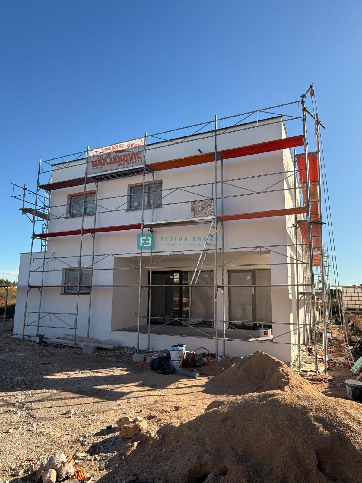 VODICE, novo, pritličje, bazen, vrt 204 m2, 3 spalnice, shramba