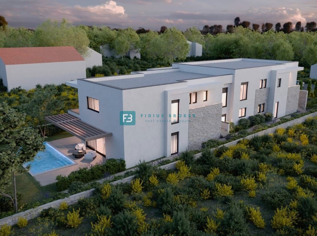 VODICE, novo, pritličje, bazen, vrt 204 m2, 3 spalnice, shramba