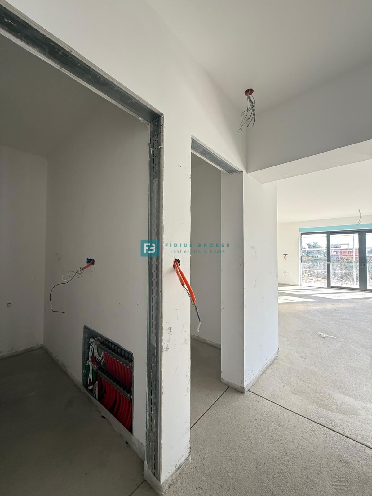 VODICE, novo, pritličje, bazen, vrt 204 m2, 3 spalnice, shramba