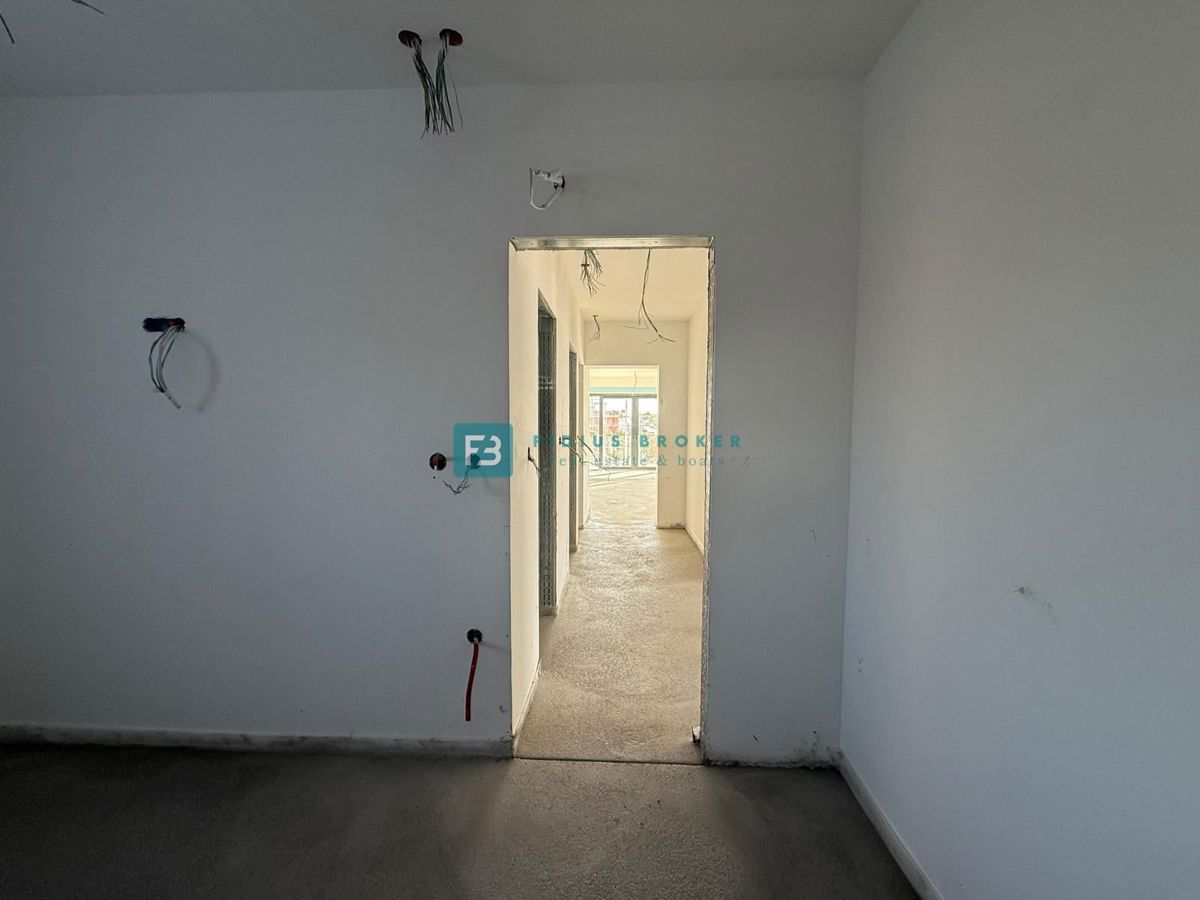 VODICE, novo, pritličje, bazen, vrt 204 m2, 3 spalnice, shramba