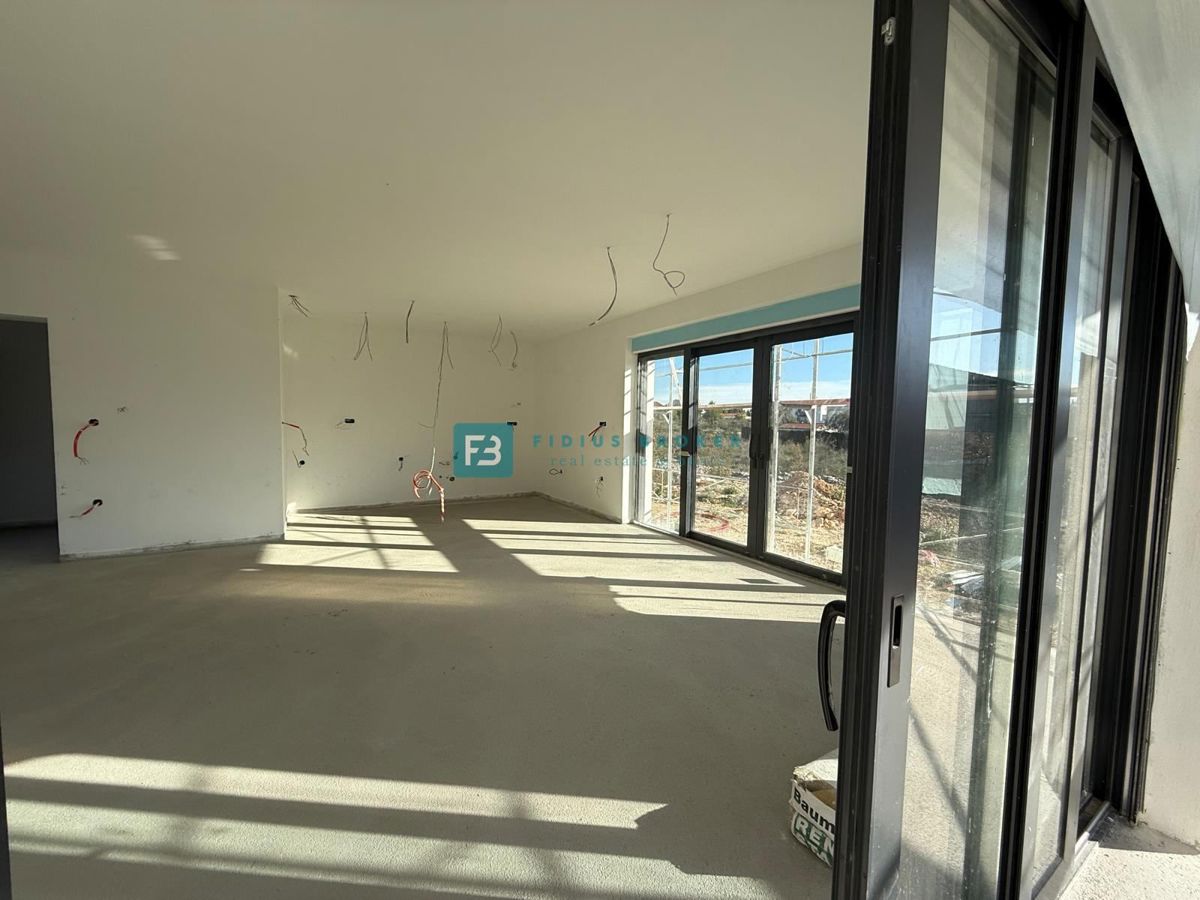 VODICE, novo, pritličje, bazen, vrt 204 m2, 3 spalnice, shramba