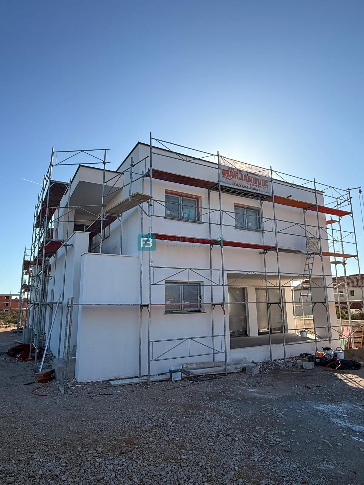 VODICE, novo, pritličje, bazen, vrt 204 m2, 3 spalnice, shramba