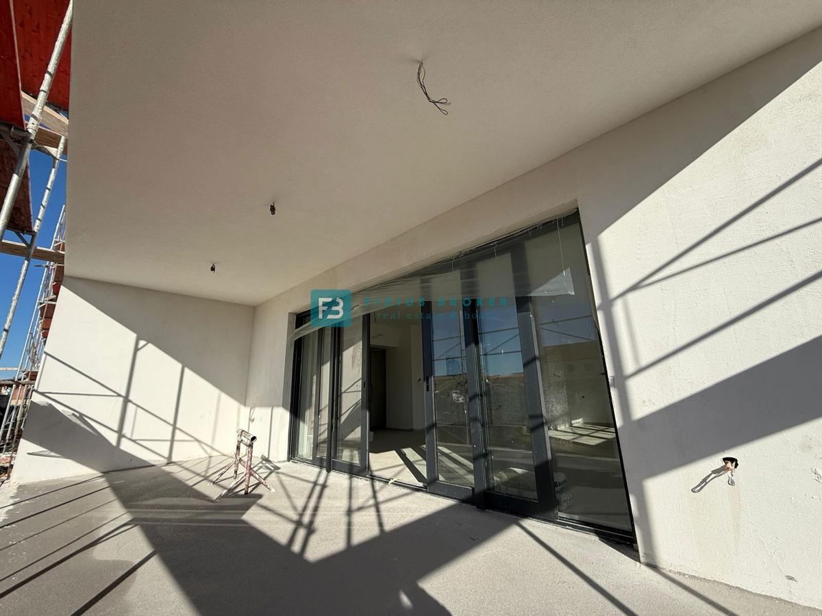 VODICE, novo, pritličje, bazen, vrt 204 m2, 3 spalnice, shramba