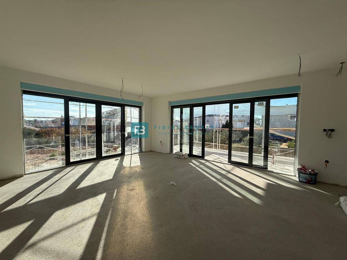 VODICE, novo, pritličje, bazen, vrt 204 m2, 3 spalnice, shramba