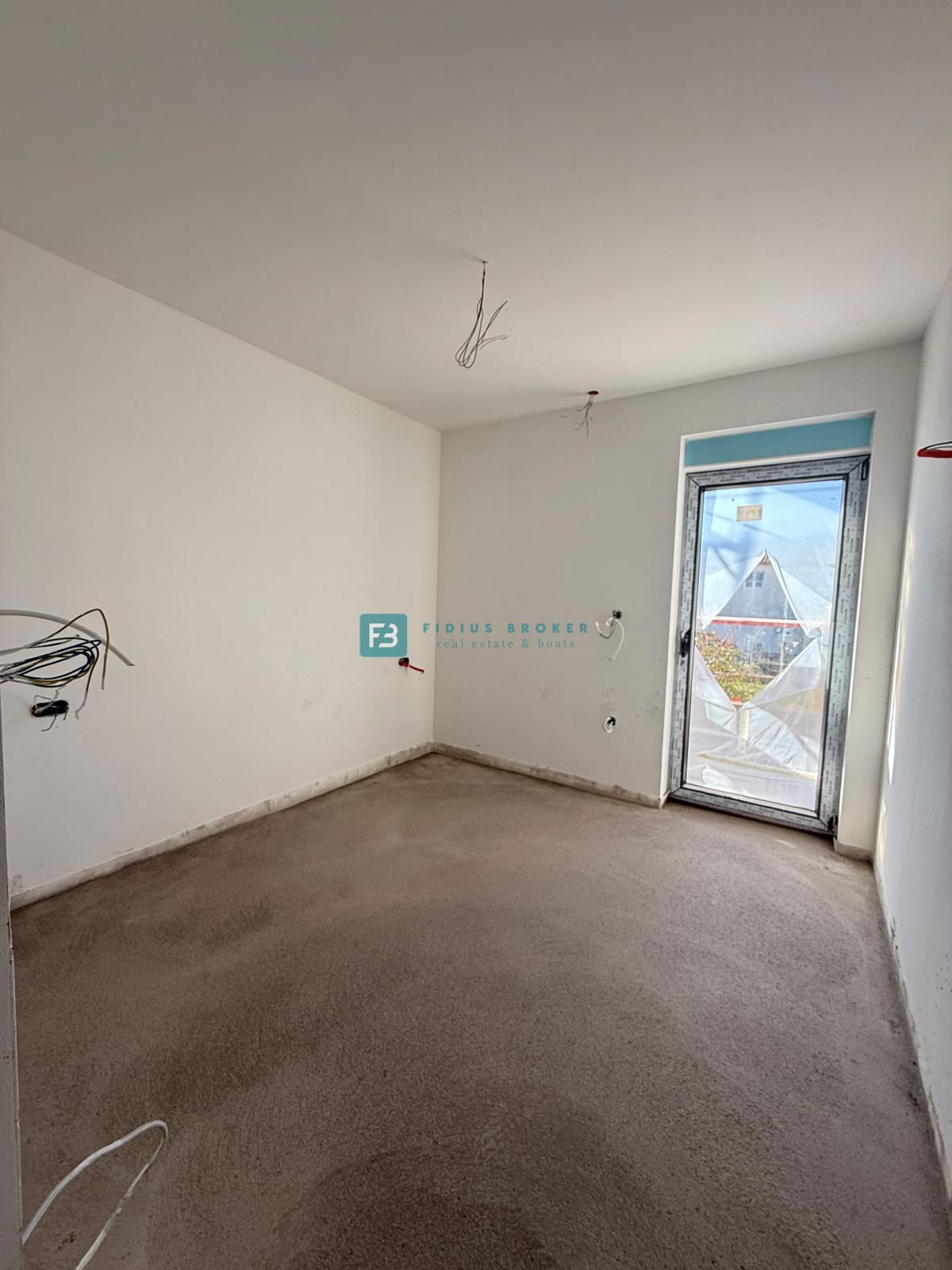 VODICE, novo, pritličje, bazen, vrt 204 m2, 3 spalnice, shramba