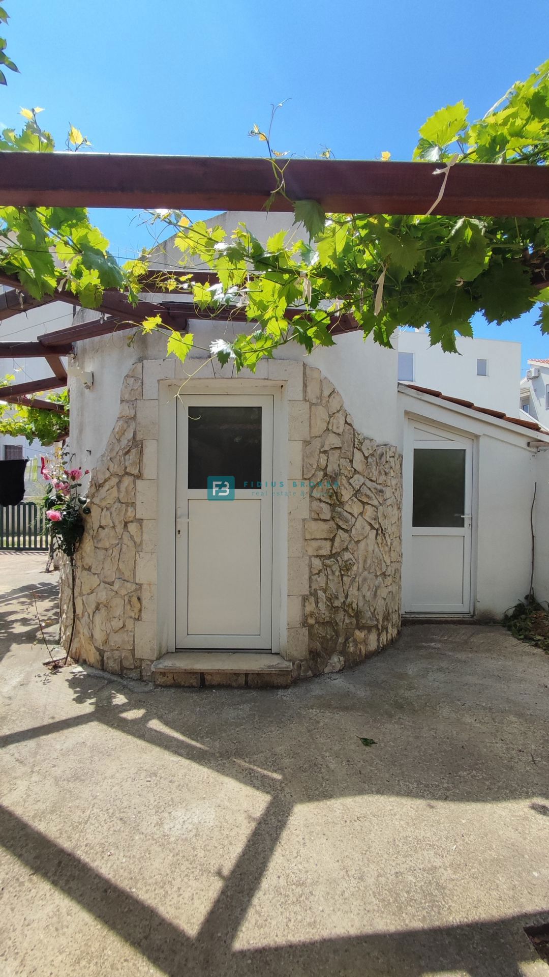 VODICE, opremljena samostojna hiša, 3 ločena stanovanja, vrt, garaža