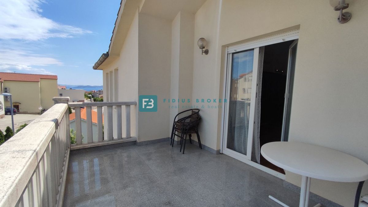 VODICE, opremljena samostojna hiša, 3 ločena stanovanja, vrt, garaža