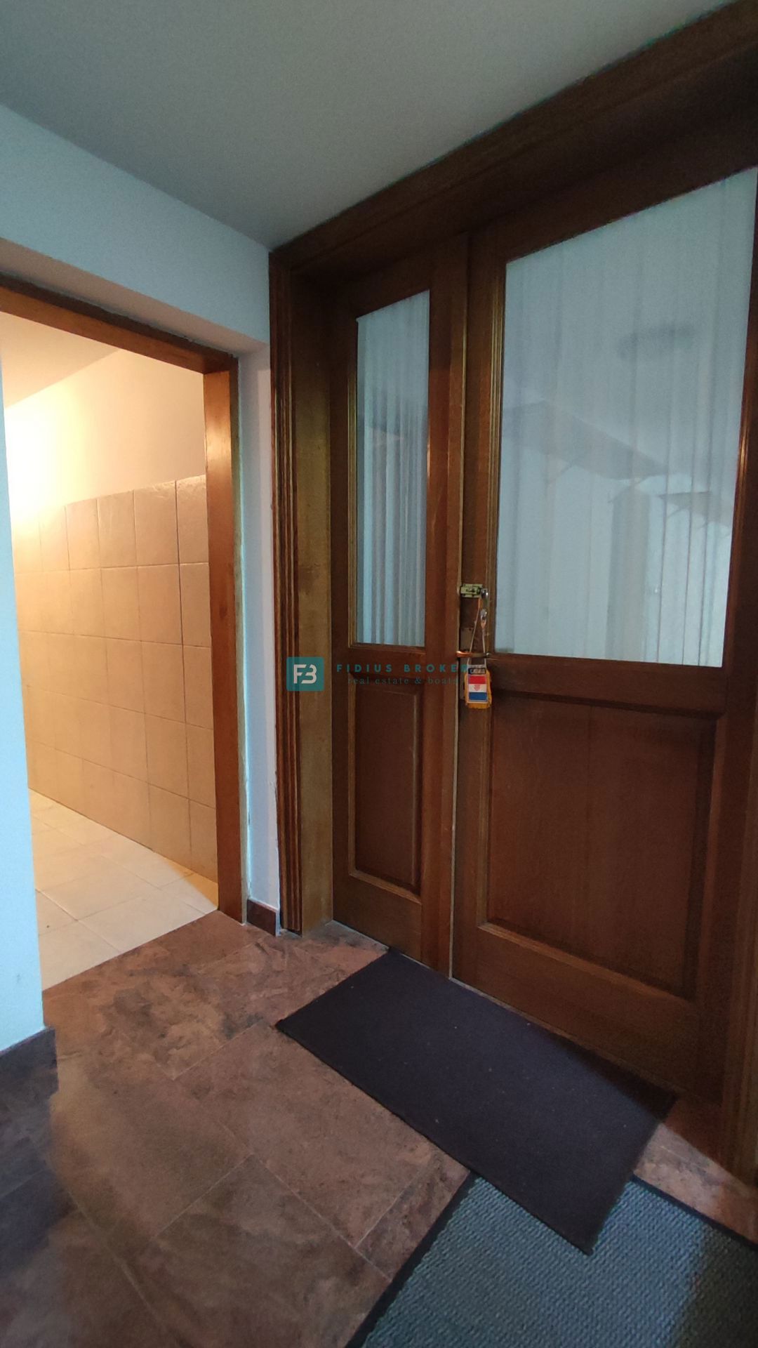 VODICE, opremljena samostojna hiša, 3 ločena stanovanja, vrt, garaža