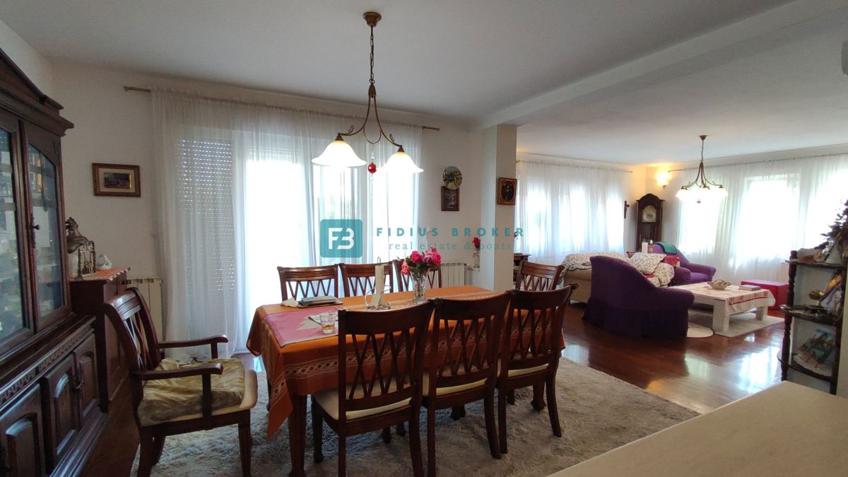 VODICE, opremljena samostojna hiša, 3 ločena stanovanja, vrt, garaža