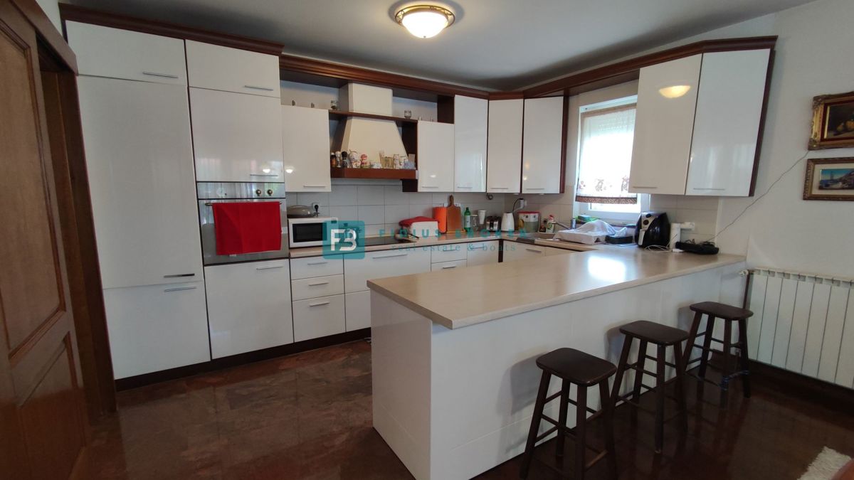 VODICE, opremljena samostojna hiša, 3 ločena stanovanja, vrt, garaža