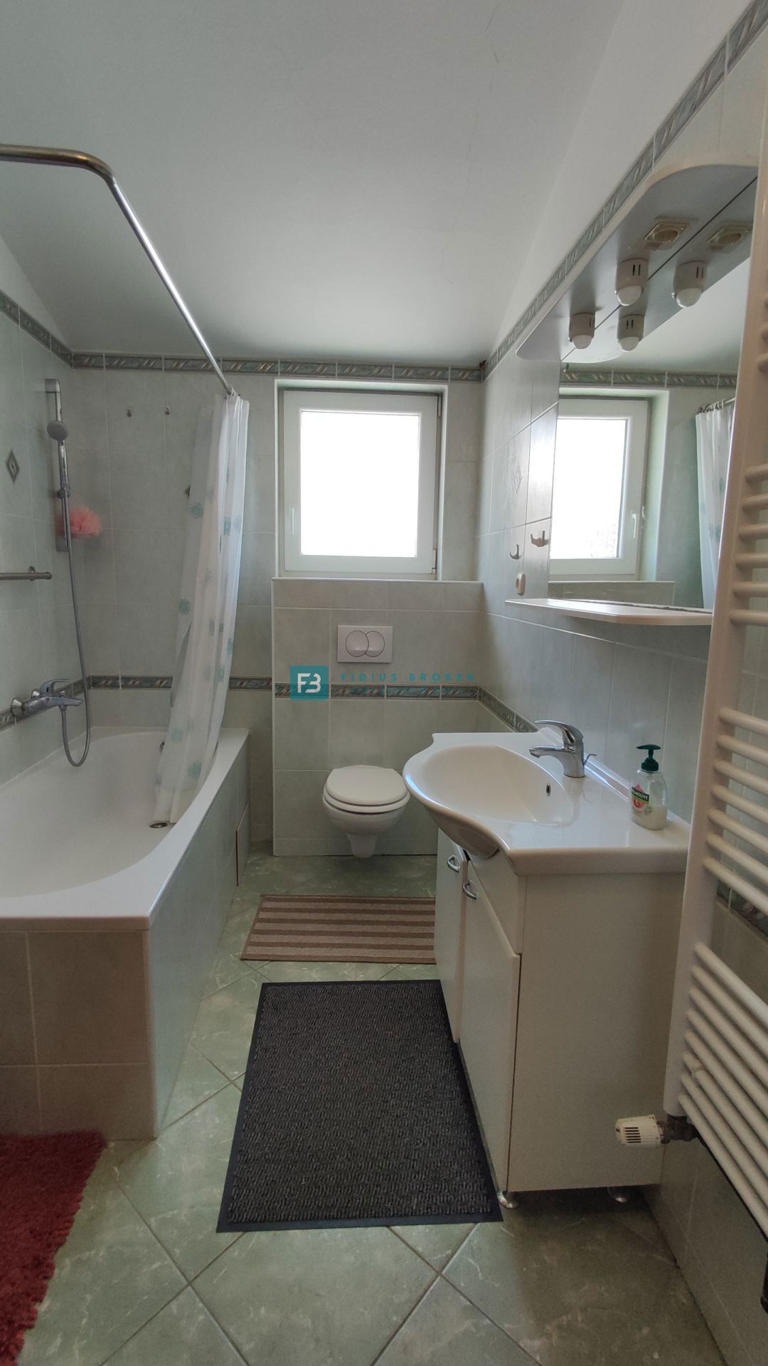 VODICE, opremljena samostojna hiša, 3 ločena stanovanja, vrt, garaža