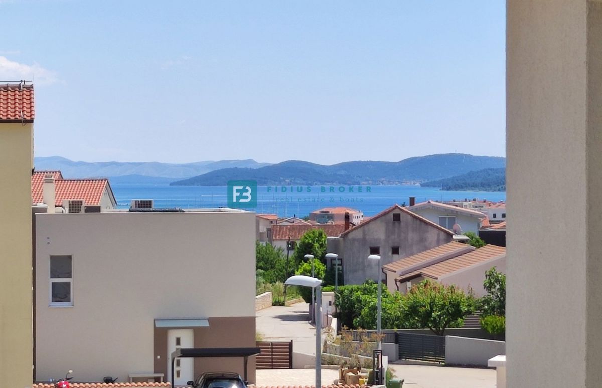 VODICE, opremljena samostojna hiša, 3 ločena stanovanja, vrt, garaža
