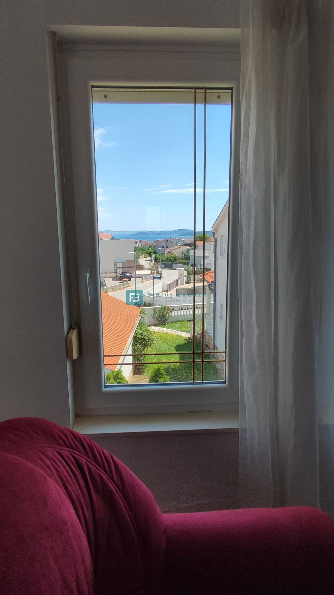 VODICE, opremljena samostojna hiša, 3 ločena stanovanja, vrt, garaža