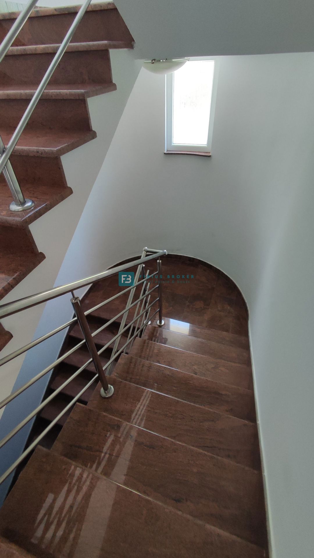 VODICE, opremljena samostojna hiša, 3 ločena stanovanja, vrt, garaža