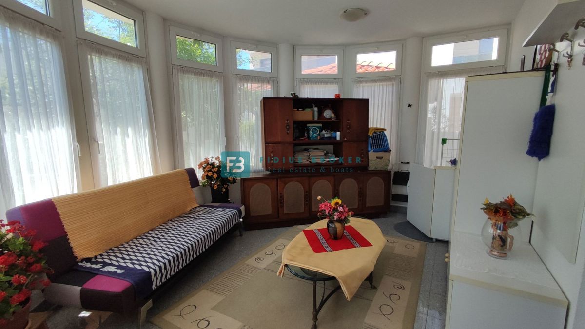 VODICE, opremljena samostojna hiša, 3 ločena stanovanja, vrt, garaža