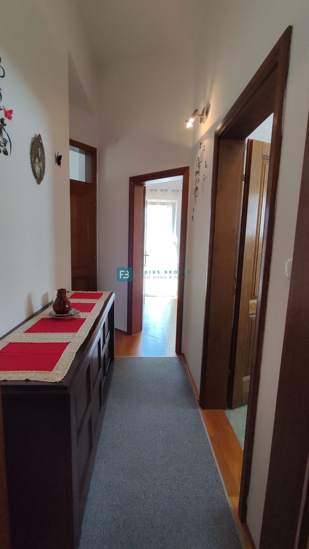 VODICE, opremljena samostojna hiša, 3 ločena stanovanja, vrt, garaža