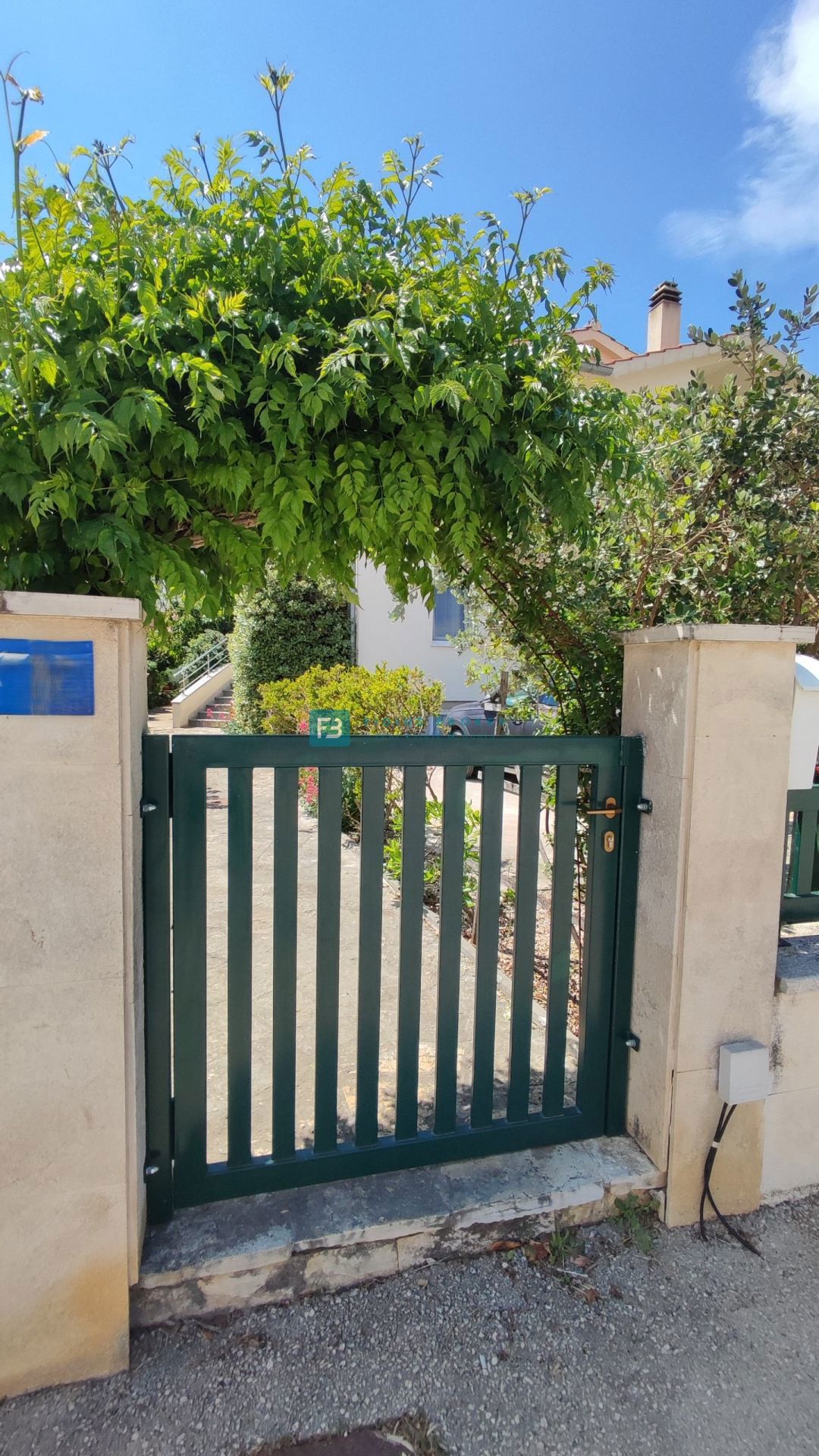 VODICE, opremljena samostojna hiša, 3 ločena stanovanja, vrt, garaža