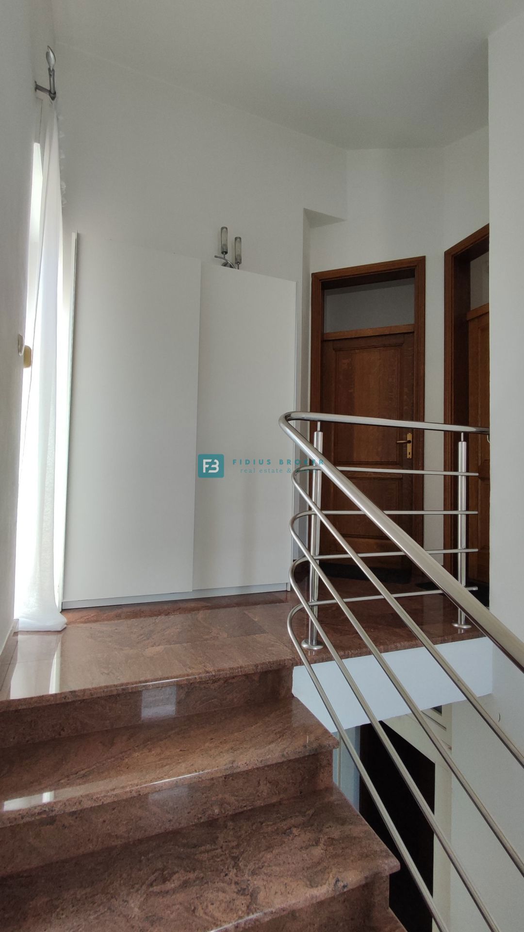 VODICE, opremljena samostojna hiša, 3 ločena stanovanja, vrt, garaža