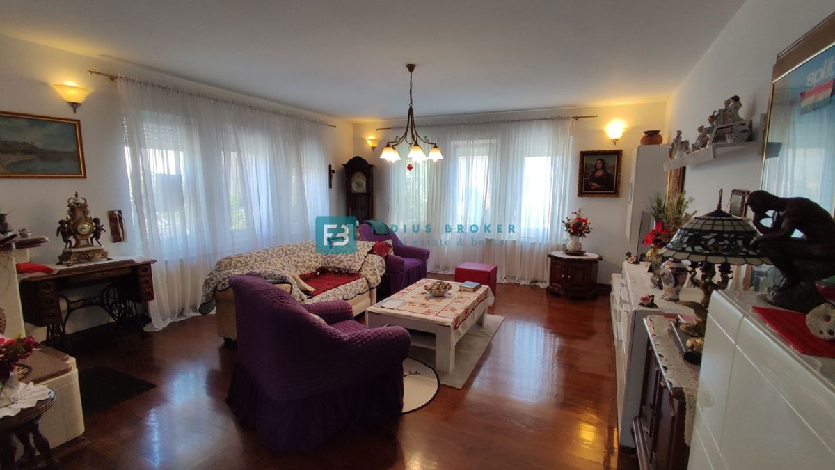 VODICE, opremljena samostojna hiša, 3 ločena stanovanja, vrt, garaža