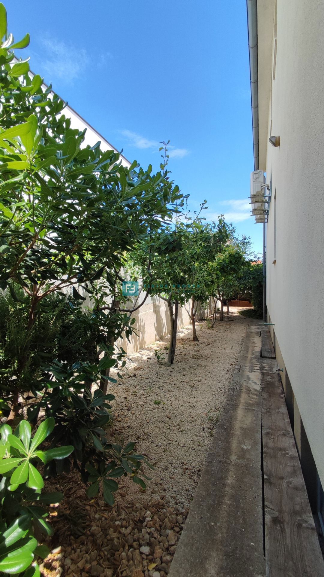 VODICE, opremljena samostojna hiša, 3 ločena stanovanja, vrt, garaža