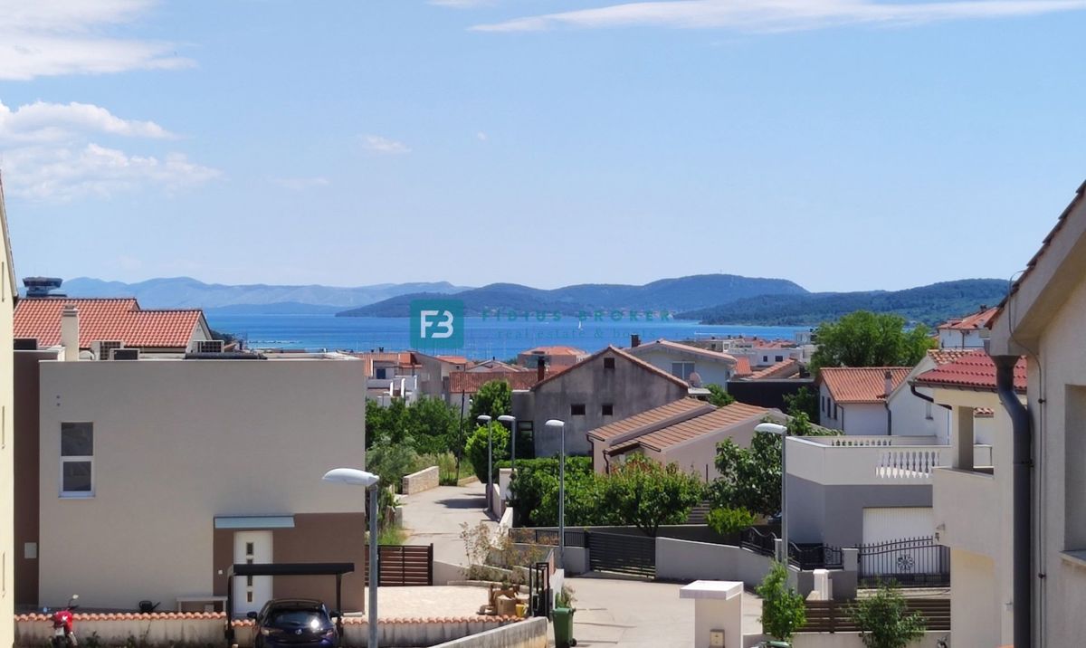 VODICE, opremljena samostojna hiša, 3 ločena stanovanja, vrt, garaža