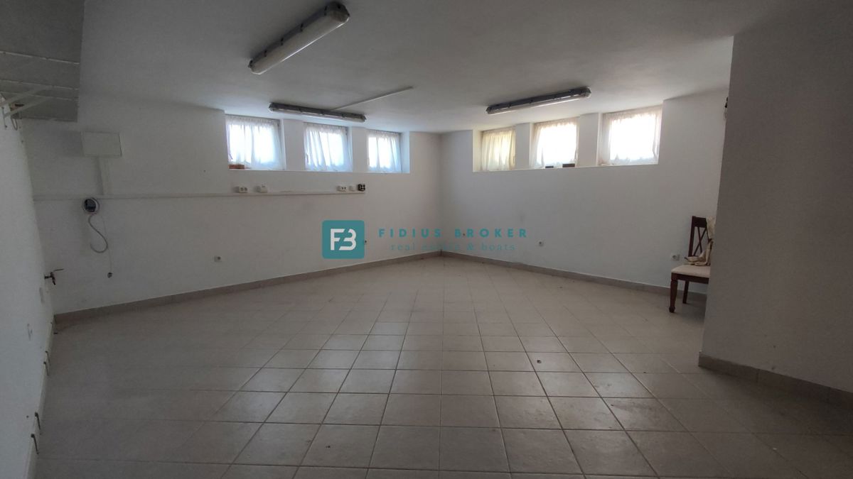 VODICE, opremljena samostojna hiša, 3 ločena stanovanja, vrt, garaža