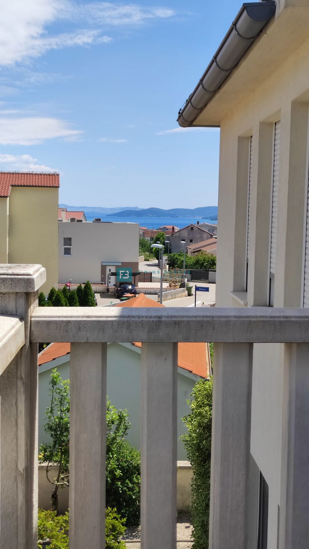 VODICE, opremljena samostojna hiša, 3 ločena stanovanja, vrt, garaža