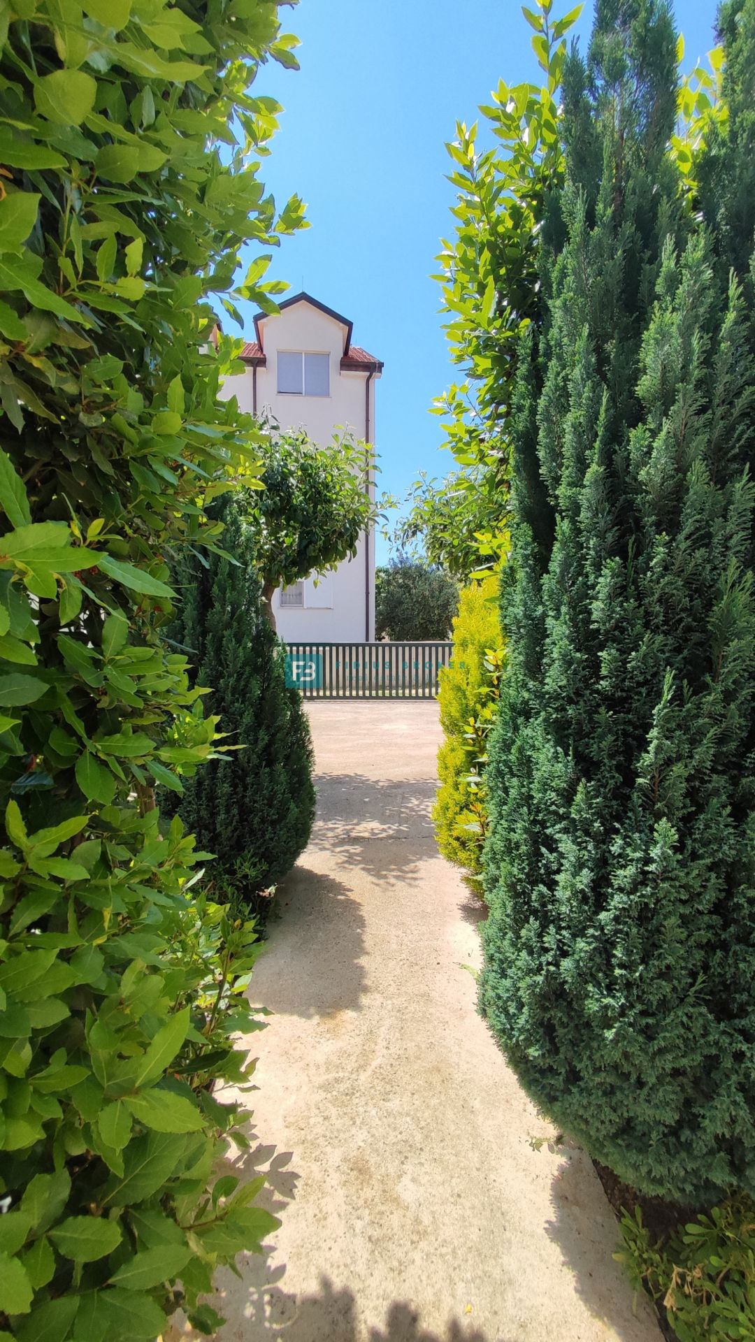 VODICE, opremljena samostojna hiša, 3 ločena stanovanja, vrt, garaža