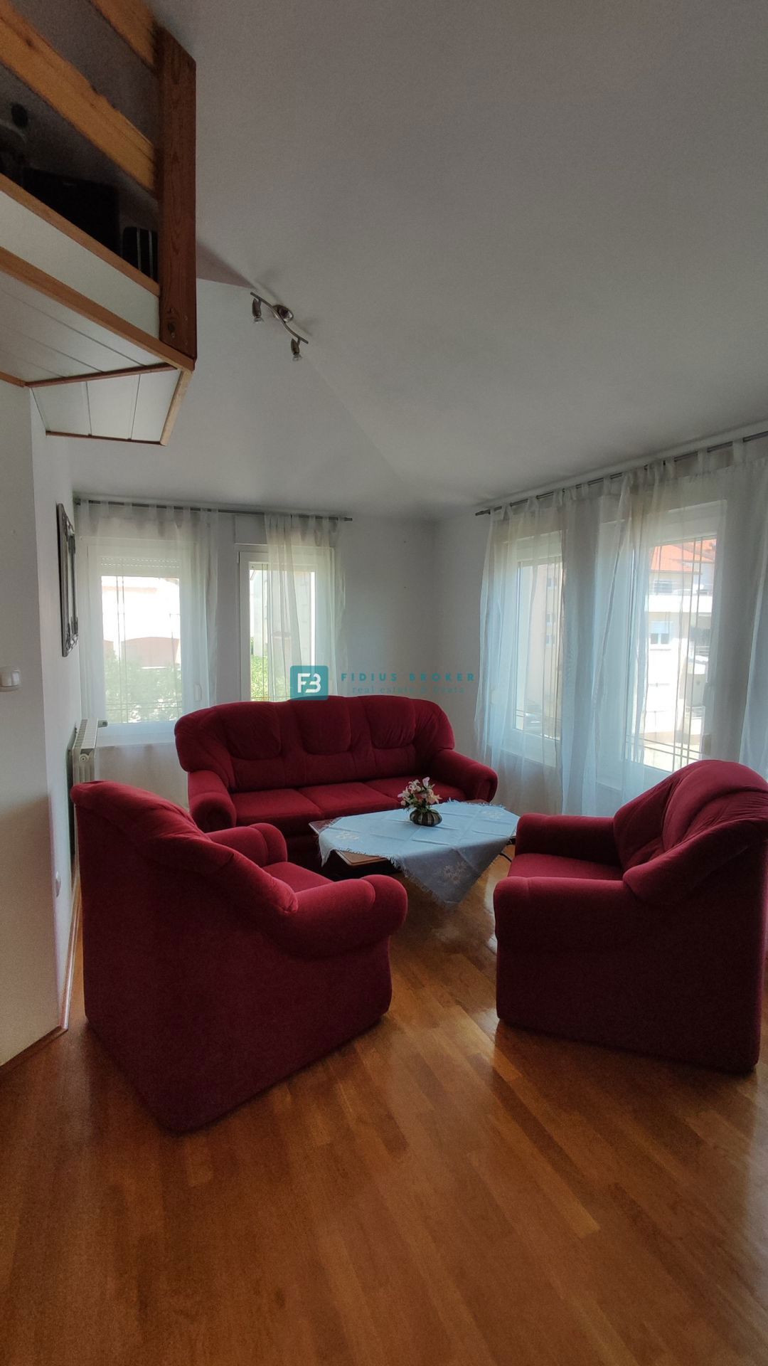 VODICE, opremljena samostojna hiša, 3 ločena stanovanja, vrt, garaža