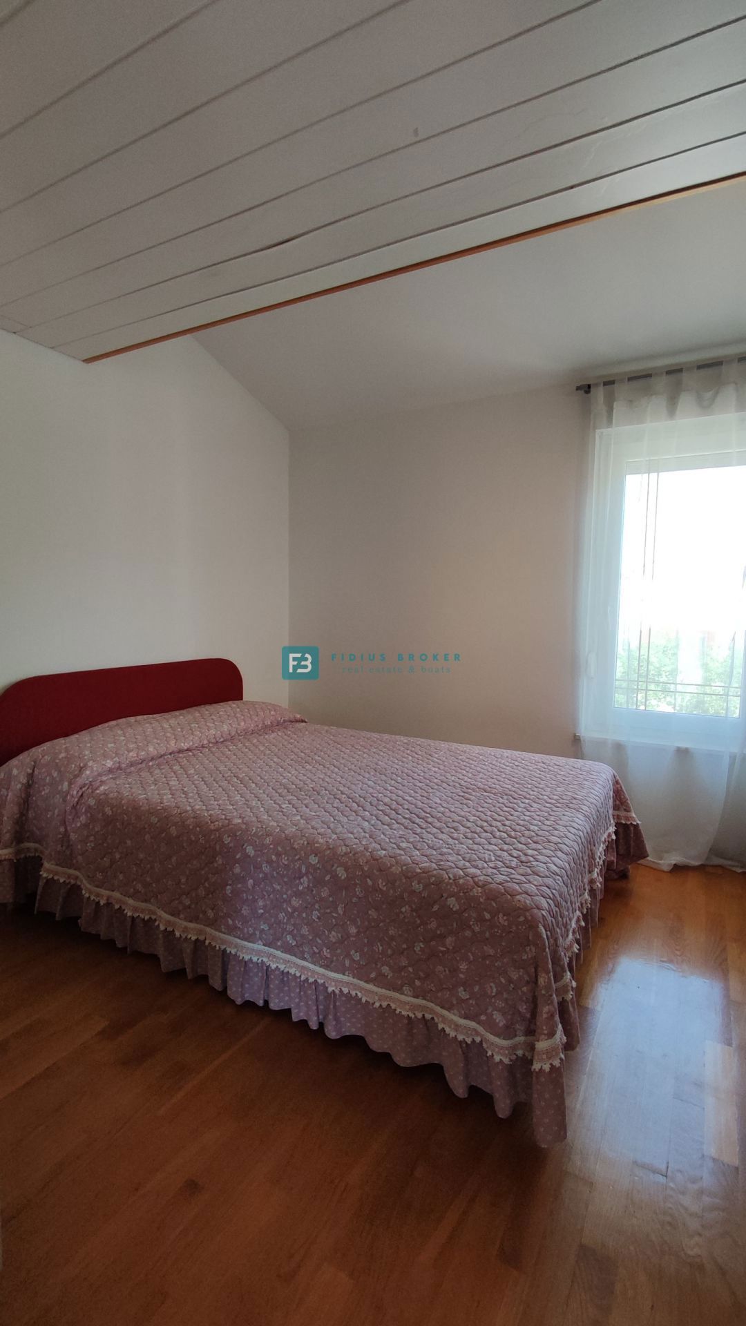 VODICE, opremljena samostojna hiša, 3 ločena stanovanja, vrt, garaža