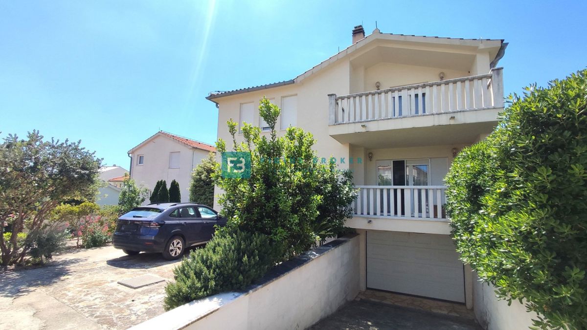 VODICE, opremljena samostojna hiša, 3 ločena stanovanja, vrt, garaža