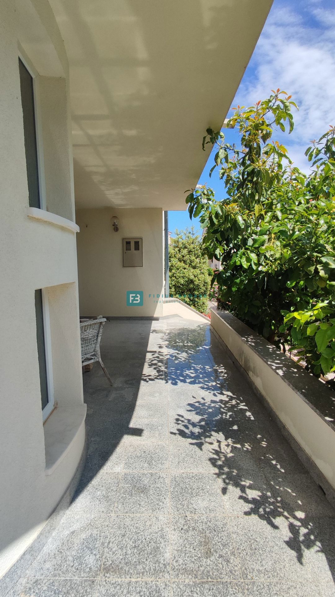 VODICE, opremljena samostojna hiša, 3 ločena stanovanja, vrt, garaža