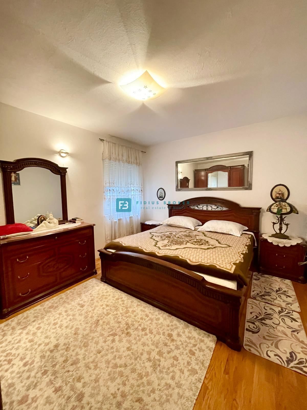 VODICE, opremljena samostojna hiša, 3 ločena stanovanja, vrt, garaža