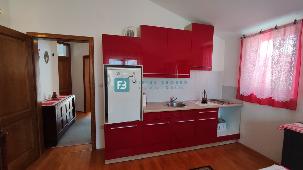 VODICE, opremljena samostojna hiša, 3 ločena stanovanja, vrt, garaža