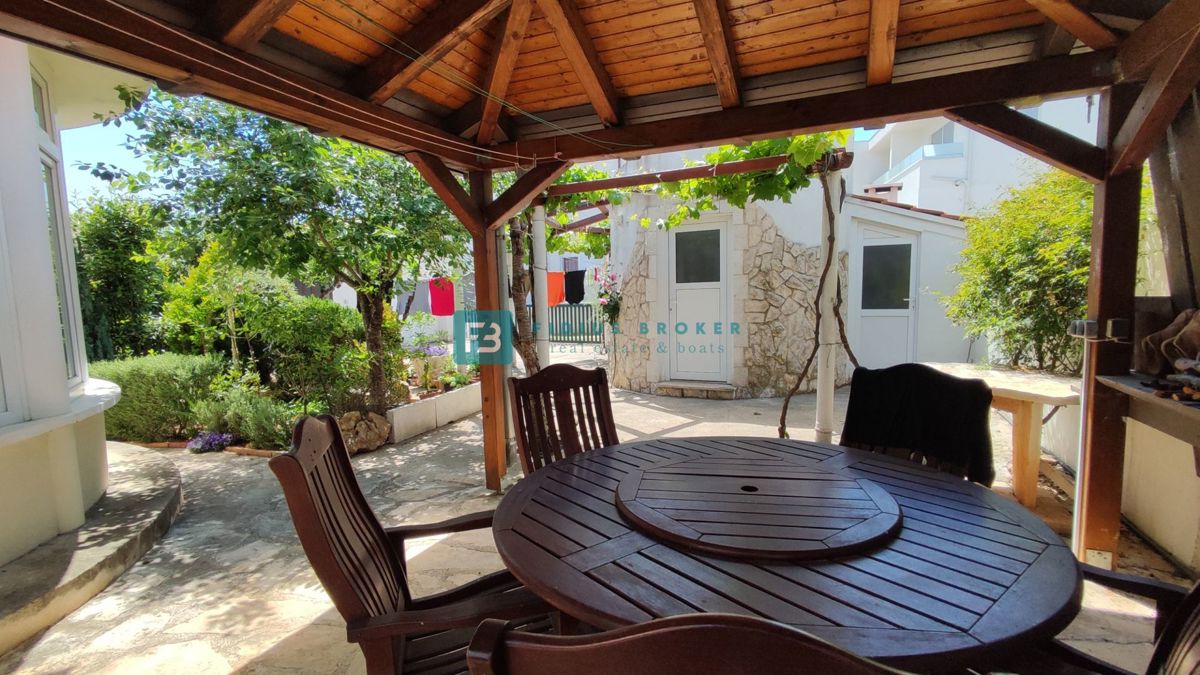 VODICE, opremljena samostojna hiša, 3 ločena stanovanja, vrt, garaža