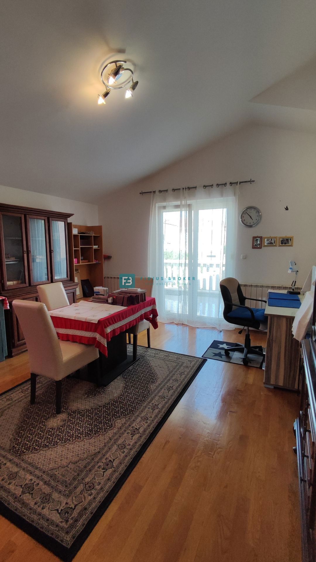 VODICE, opremljena samostojna hiša, 3 ločena stanovanja, vrt, garaža