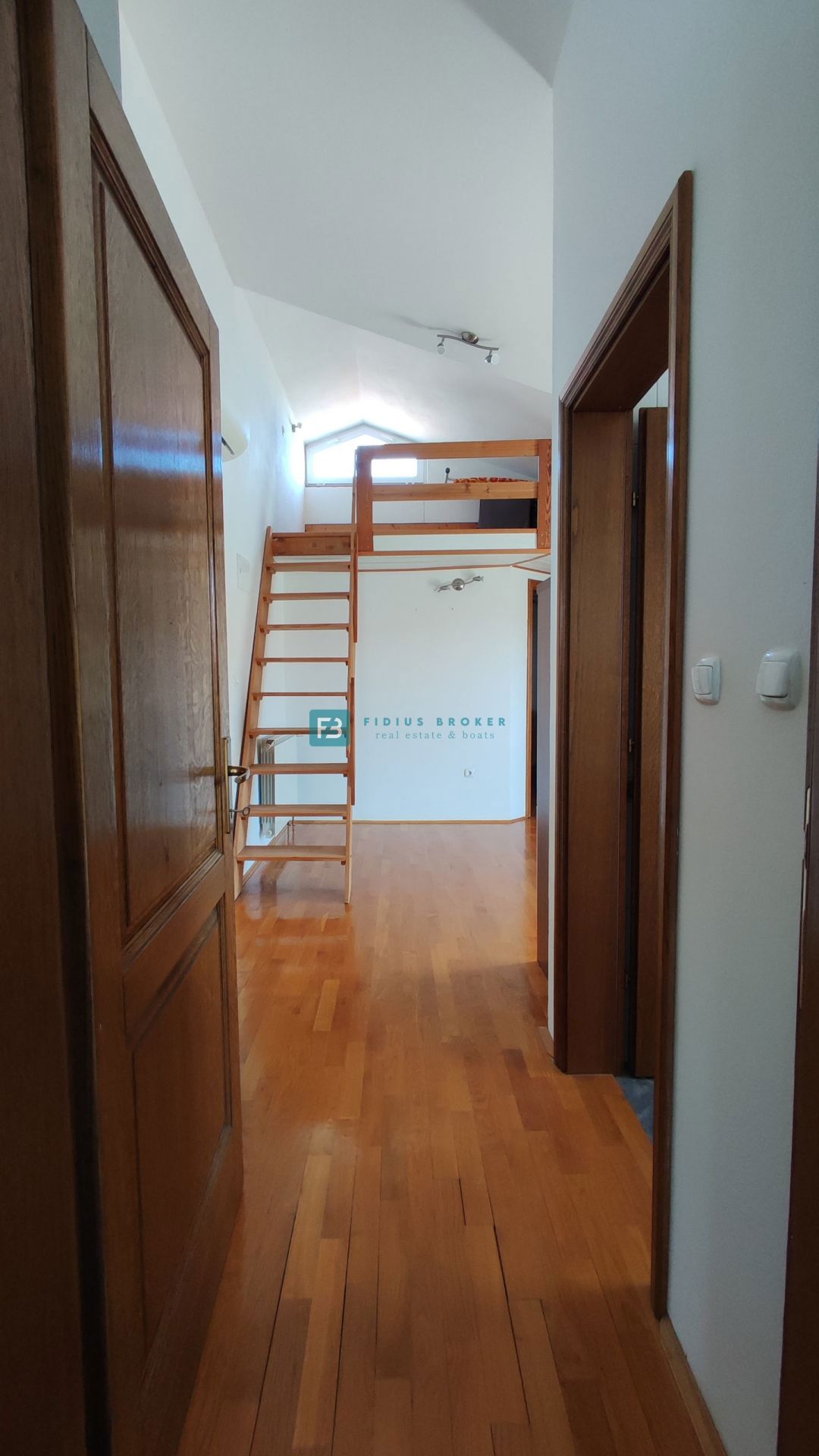 VODICE, opremljena samostojna hiša, 3 ločena stanovanja, vrt, garaža