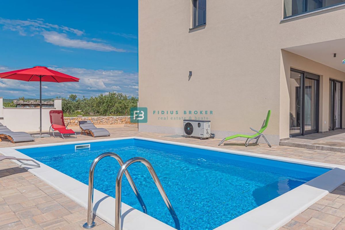 BOGDANOVIĆI (zraven Šibenika), novozgrajena, opremljena hiša dvojček z bazenom