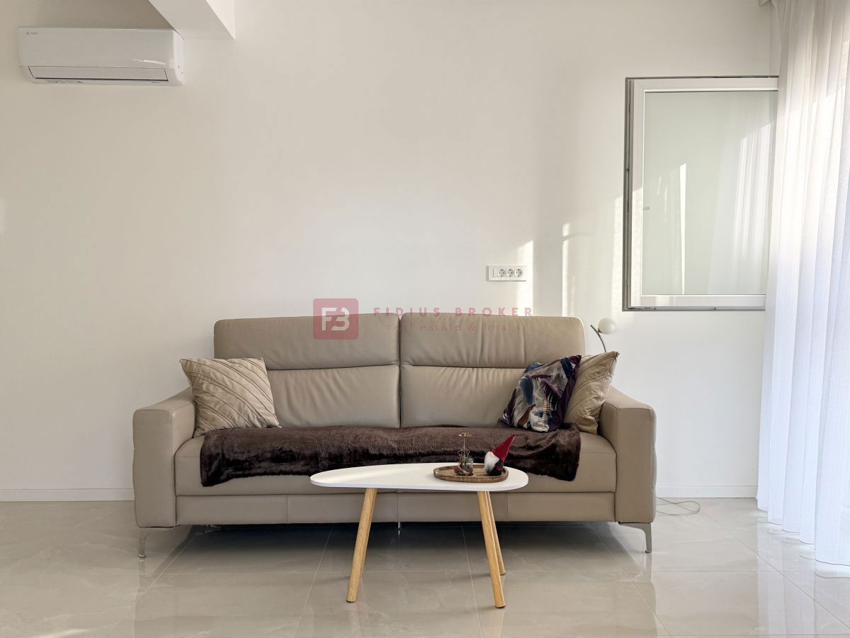 VODICE, novo, moderno opremljeno stanovanje, 1. nadstropje, blizu centra, 2 spalnici