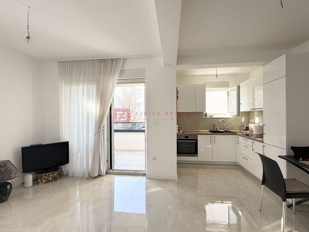 VODICE, novo, moderno opremljeno stanovanje, 1. nadstropje, blizu centra, 2 spalnici