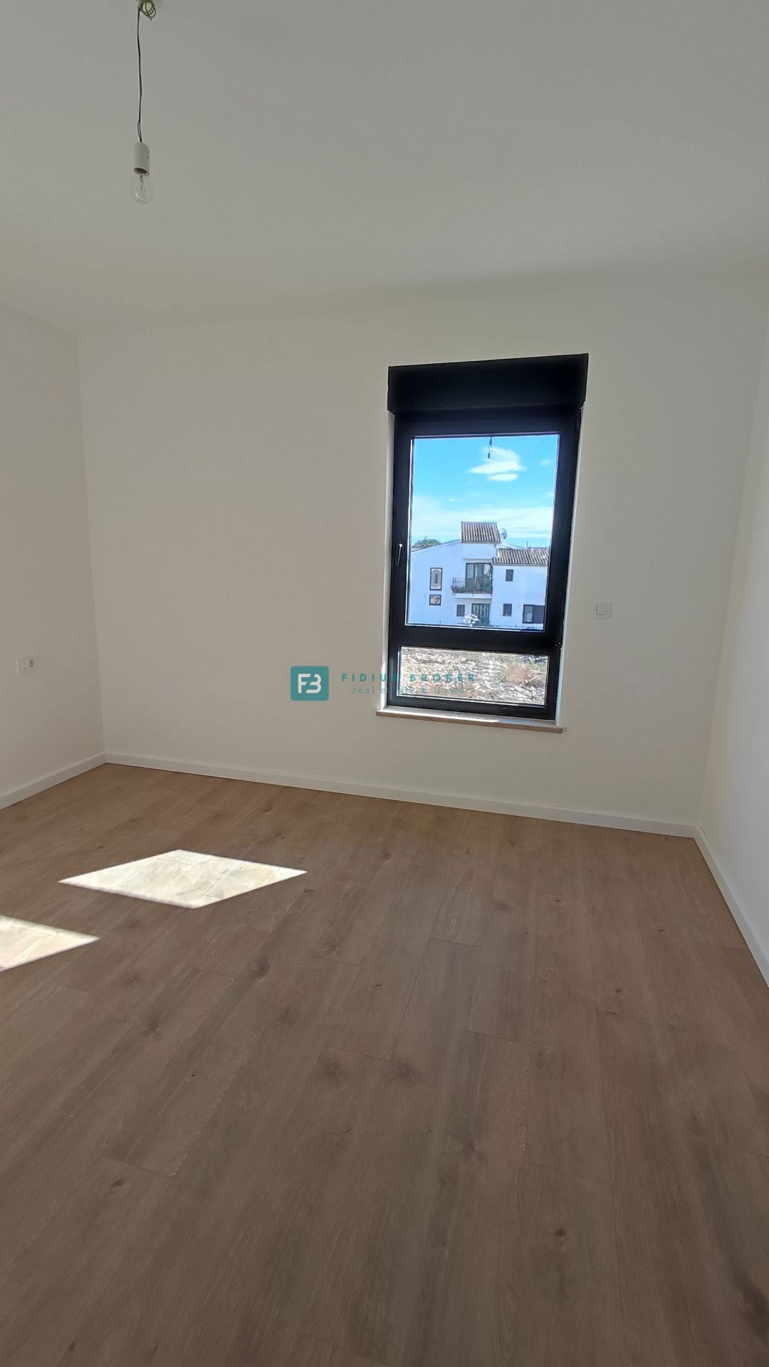 TRIBUNJ, novogradnja, 1. nadstropje, 350 m od morja, 3 spalnice, terasa