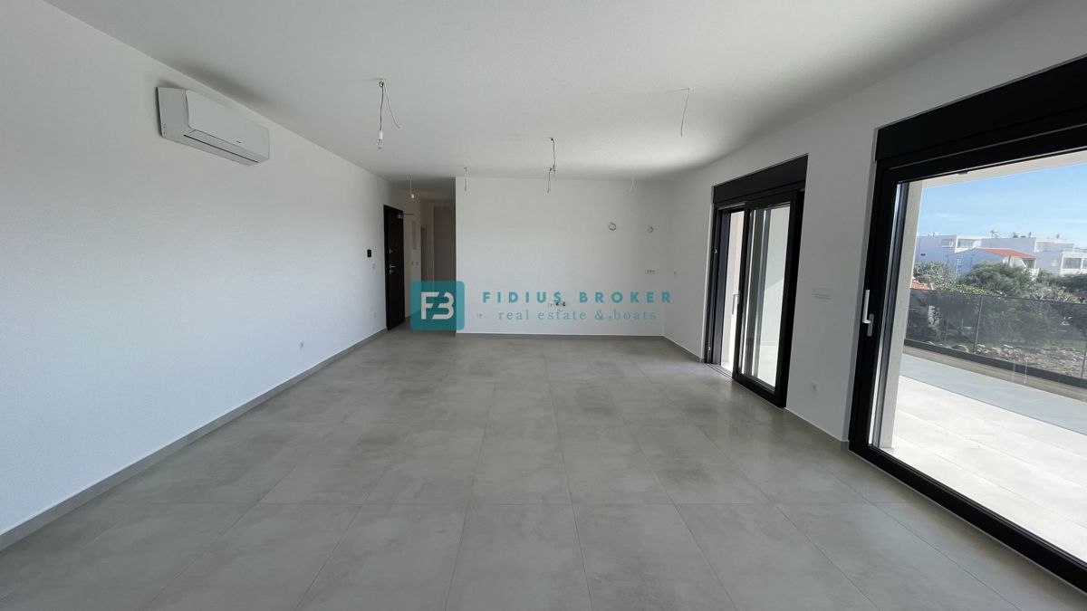 TRIBUNJ, novogradnja, 1. nadstropje, 350 m od morja, 3 spalnice, terasa