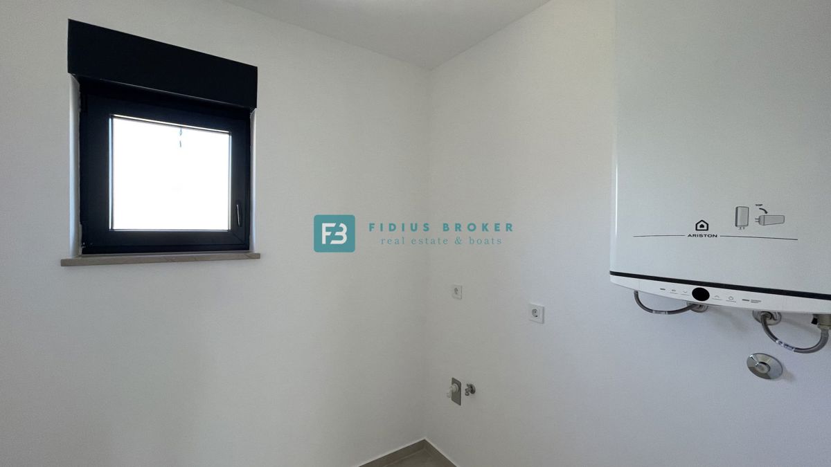 TRIBUNJ, novogradnja, 1. nadstropje, 350 m od morja, 3 spalnice, terasa