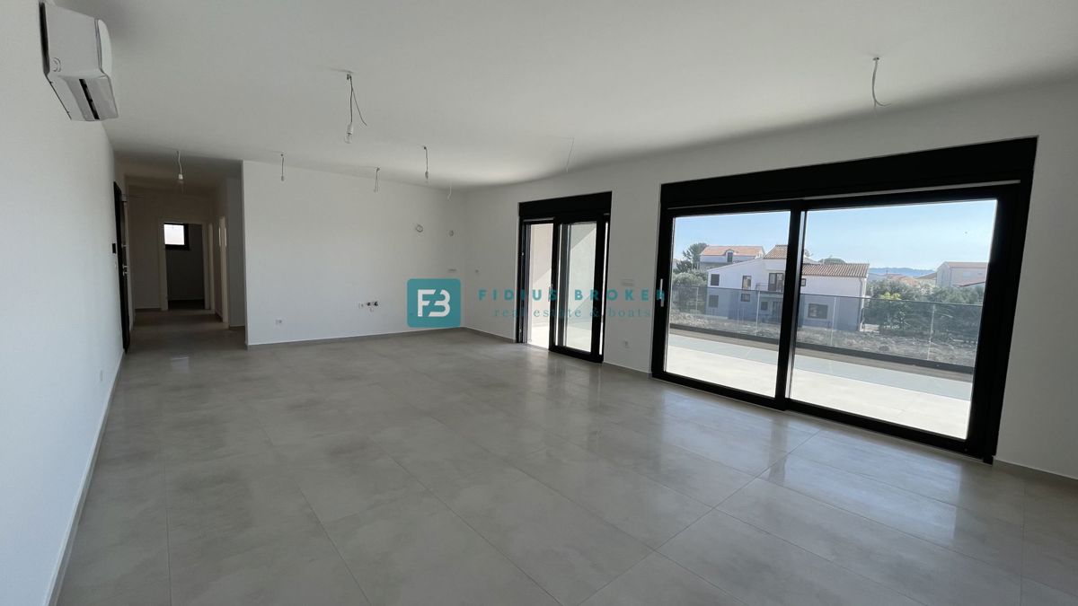 TRIBUNJ, novogradnja, 1. nadstropje, 350 m od morja, 3 spalnice, terasa