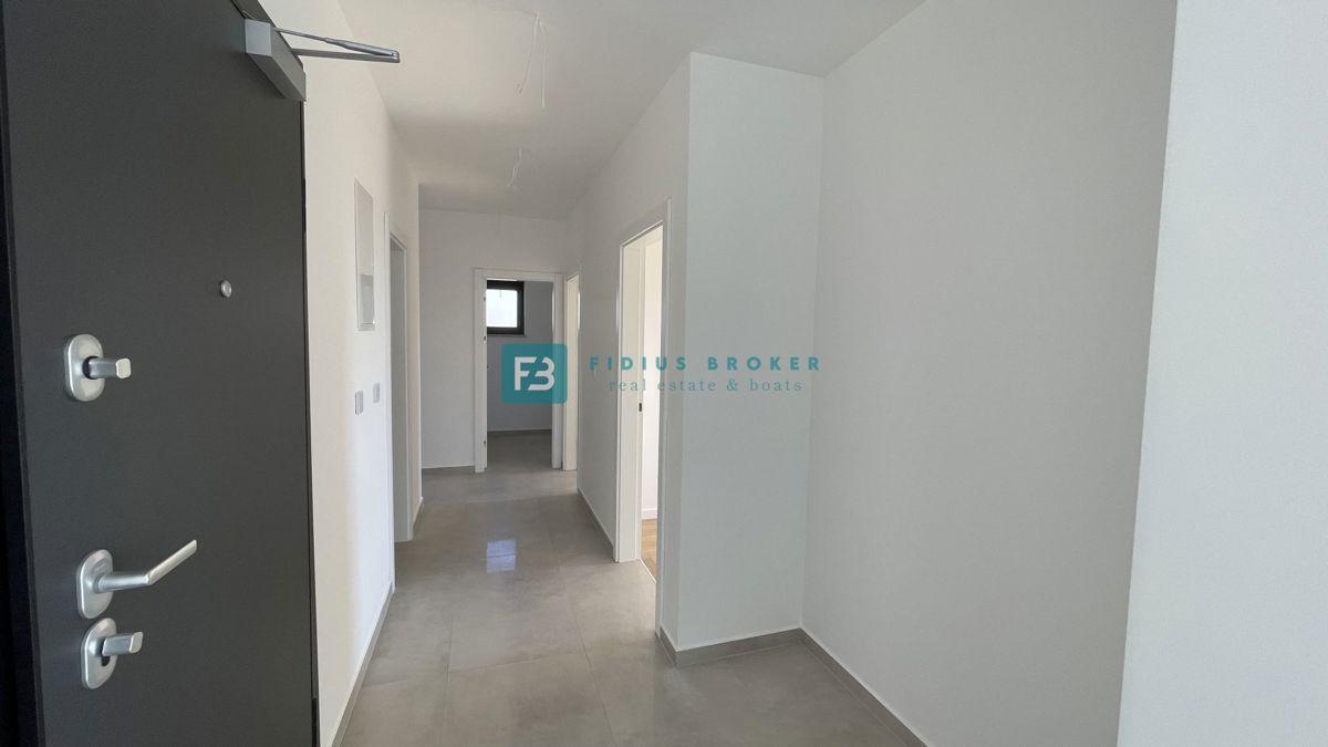 TRIBUNJ, novogradnja, 1. nadstropje, 350 m od morja, 3 spalnice, terasa