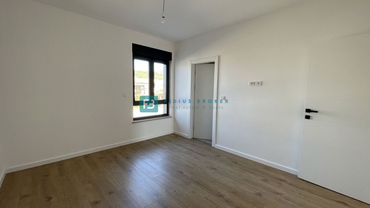 TRIBUNJ, novogradnja, 1. nadstropje, 350 m od morja, 3 spalnice, terasa