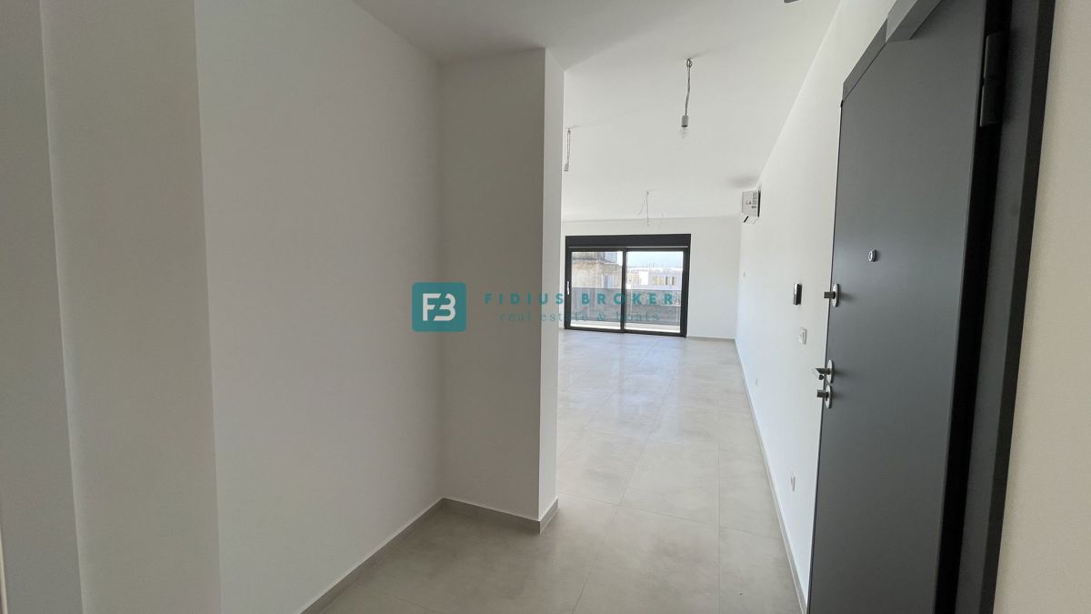 TRIBUNJ, novogradnja, 1. nadstropje, 350 m od morja, 3 spalnice, terasa