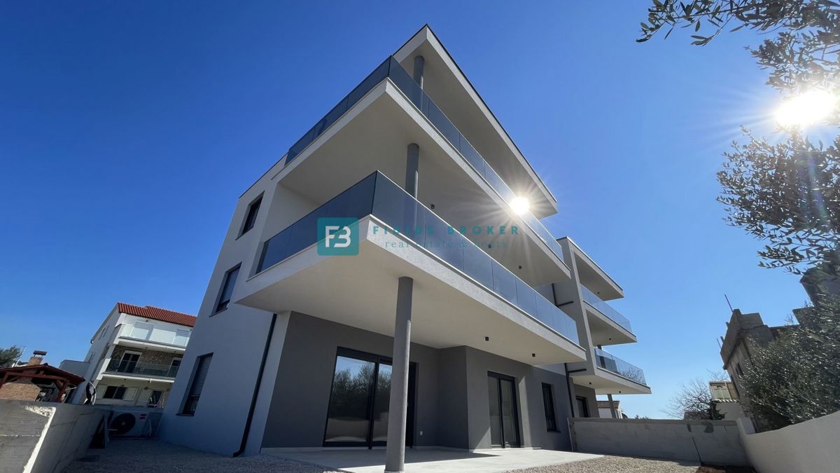 TRIBUNJ, novogradnja, 1. nadstropje, 350 m od morja, 3 spalnice, terasa